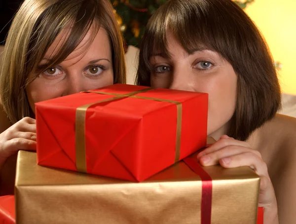 Mulheres com presentes de Natal — Fotografia de Stock
