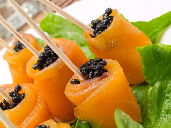 Rolos de salmão com caviar — Fotografia de Stock