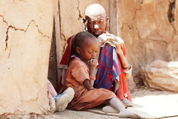 Взрослый мужчина-масаи с маленьким мальчиком — стоковое фото