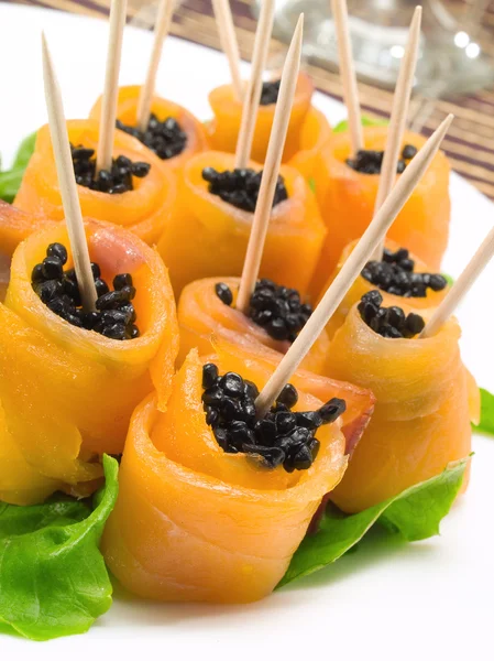 Rolos de salmão com caviar — Fotografia de Stock