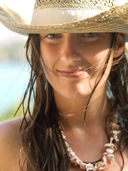 Vrouw op het strand — Stockfoto