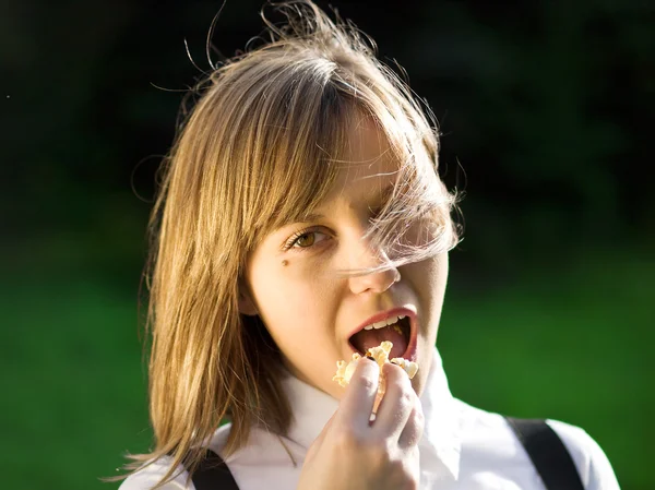 Teenager-Mädchen im Freien — Stockfoto