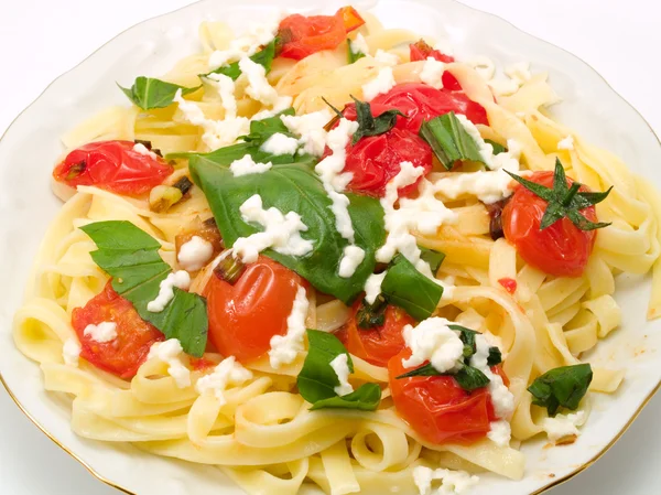 Fettucini com tomate e mussarela — Fotografia de Stock