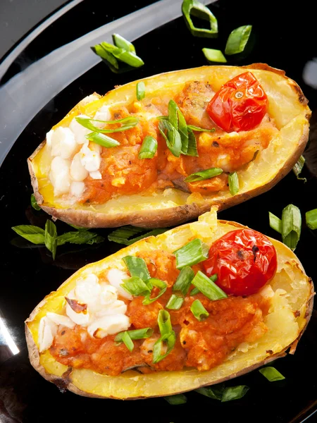 Gevulde potatos met tomaten — Stockfoto