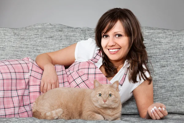 Young woman with cat — Stock Photo, Image