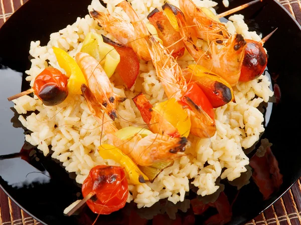 Brochette de crevettes sur riz — Photo