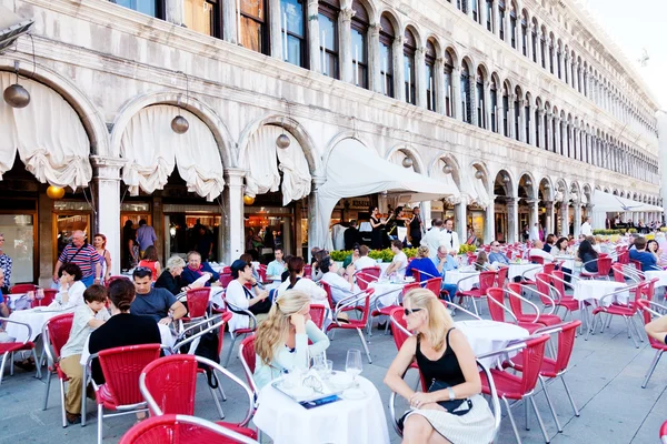 Touristes sur la célèbre place Saint-Marc — Photo