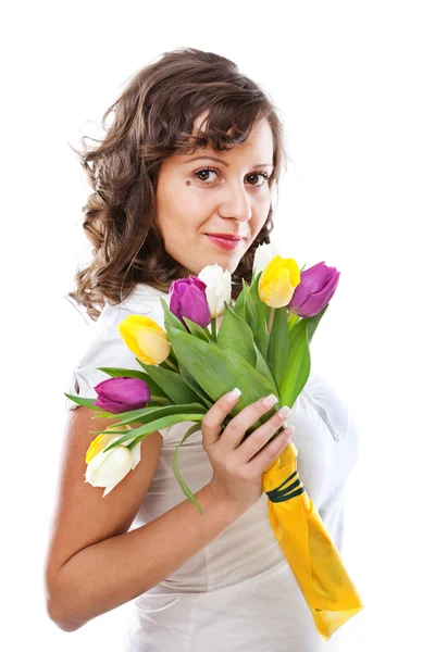 Jeune femme avec des tulipes — Photo