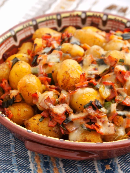 Patatas al horno con jamón y queso — Foto de Stock