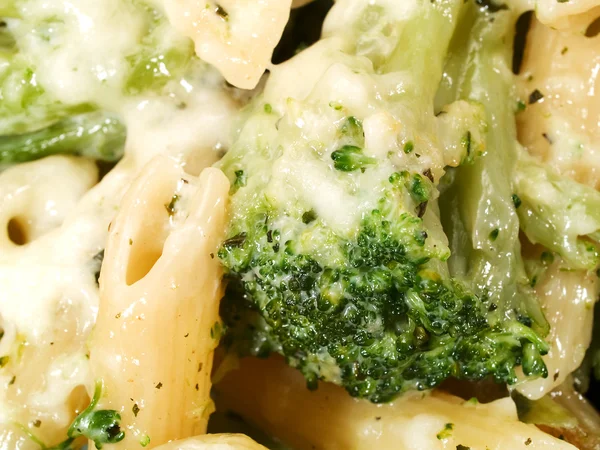 Penne con broccoli e mozzarella — Foto Stock