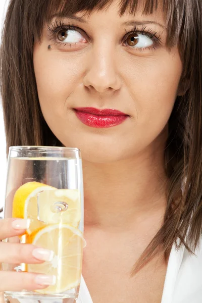 Frau trinkt Wasser mit Zitrone — Stockfoto