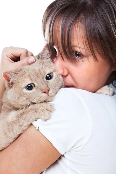 Молодая женщина с котом — стоковое фото