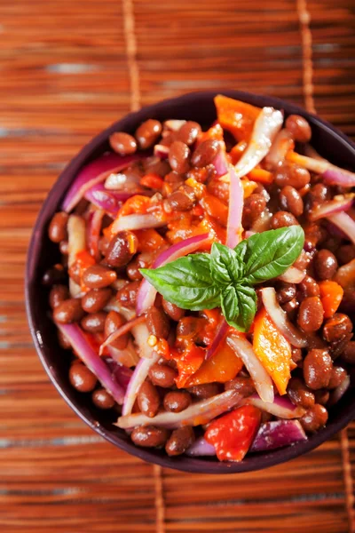 Bonen salade met pepers en UI — Stockfoto