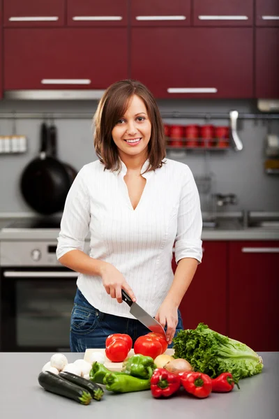 Junge Frau macht Salat Stockbild