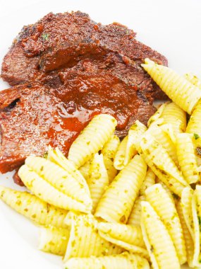 Fesleğen soslu makarna ile sığır eti