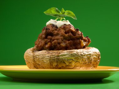 Et ve mozzarella ile mantar dolması