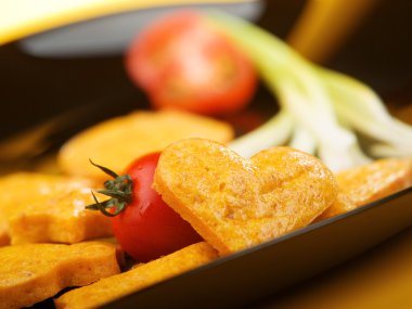 Soğan ve domates ile tuzlu bisküvi