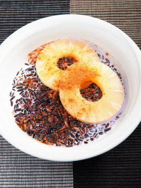 Yabani pirinç süt ve ananas