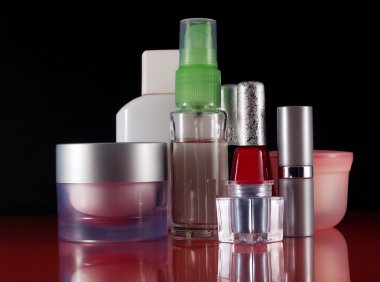 Arka plan üzerinde kozmetik ürünleri