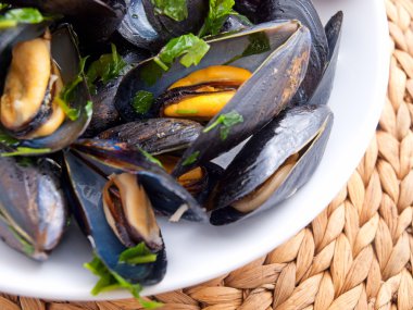 Tereyağı ve taze otlar ile midye