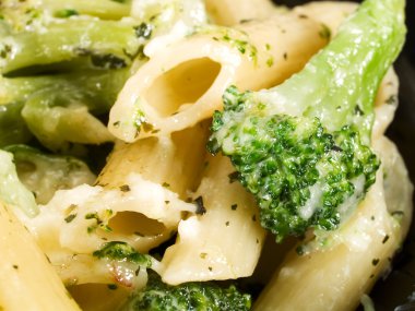 Brokoli ve Mozzarella ile Penne