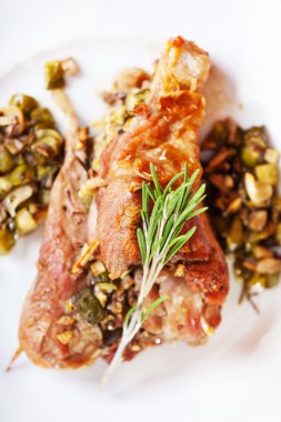 Doldurulmuş hindi budu sarımsak ile