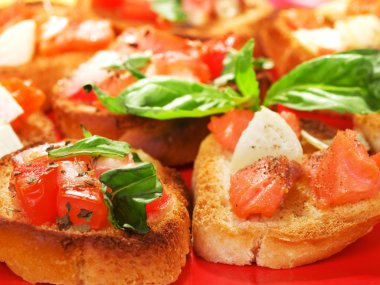 Bruschettas somon ve soğan ile