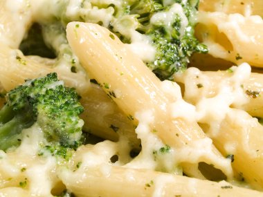 Brokoli ile makarna penne