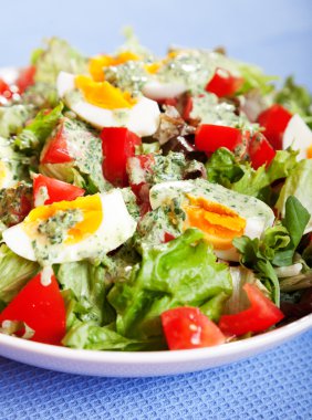 Yaz salatası ve haşlanmış yumurta