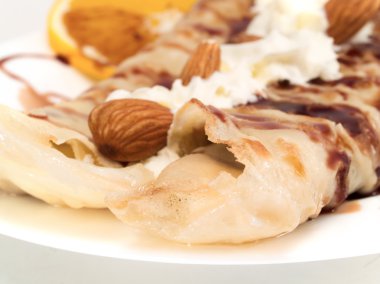 Arka plan üzerinde çikolata ile Pancakes