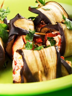 Patlıcan ruloları peynirle dolu.