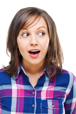 Genç kadın başka tarafa bakıyor.