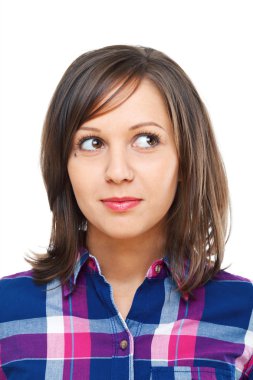 Genç kadın başka tarafa bakıyor.