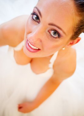 Gelinlik giymiş gelin