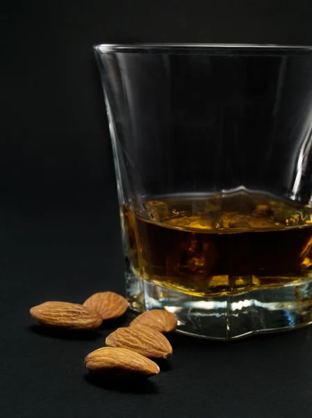 Whisky aux amandes sur fond — Photo