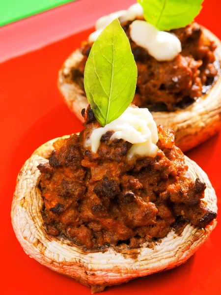 Gevulde champignons met vlees en mozzarella — Stockfoto