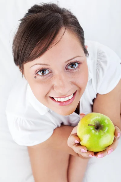 Jovem mulher comendo maçã — Fotografia de Stock