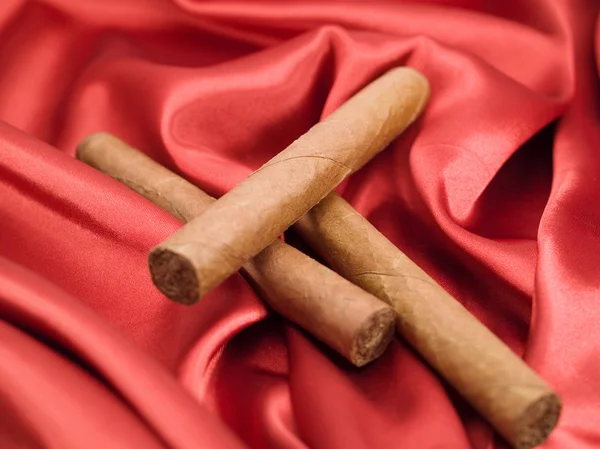 Kırmızı saten üç puro — Stok fotoğraf