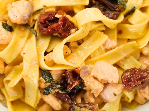 Tagliatelle con Salmone e Peperoni — Foto Stock