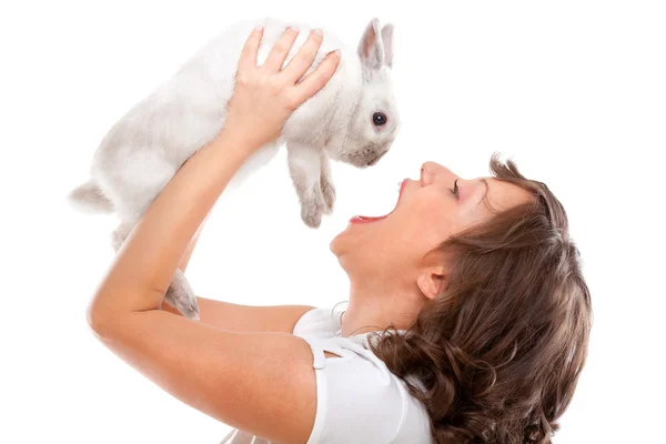 Молодая женщина и кролик — стоковое фото