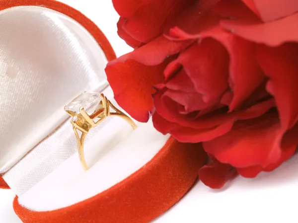 Pierścionek zaręczynowy z różą — Zdjęcie stockowe