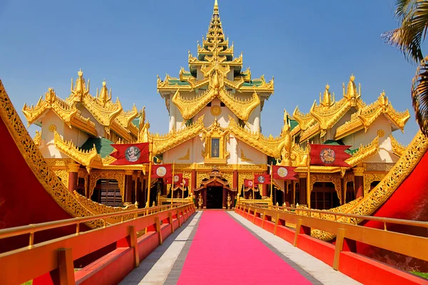 Palais Karaweik à Yangon — Photo