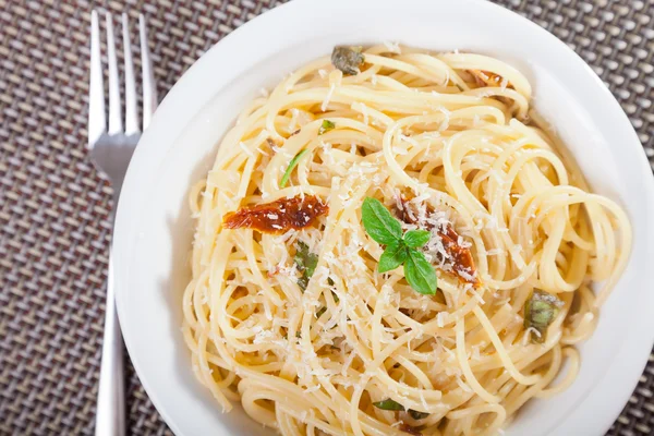 Spaghetti med paprika och ost — Stockfoto