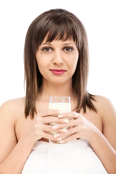 Frau trinkt Milch — Stockfoto