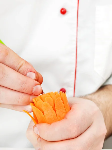 Tallado de alimentos con zanahoria — Foto de Stock