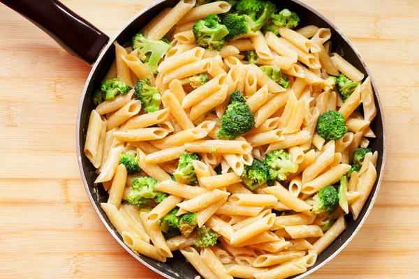 Penne con broccoli e panna — Foto Stock