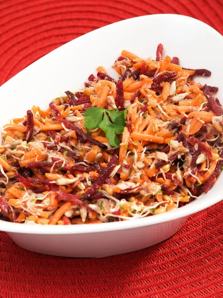 Cenoura, beterraba, salada de atum — Fotografia de Stock