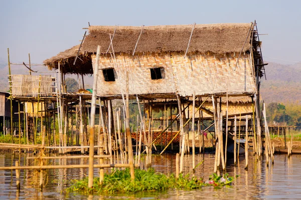 Schwimmende Dorfhäuser im See inle — Stockfoto