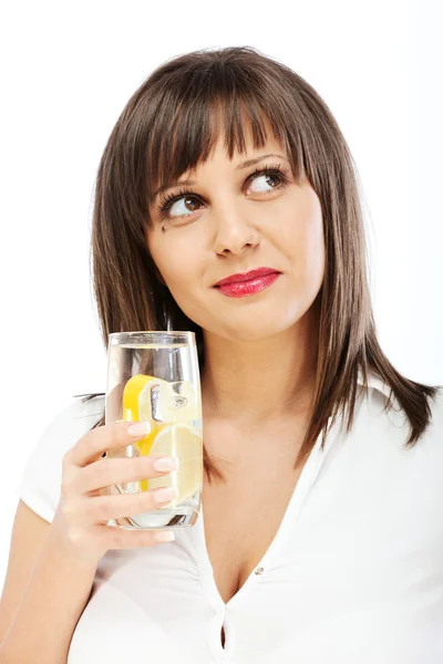 Mujer bebiendo agua con limón — Foto de Stock