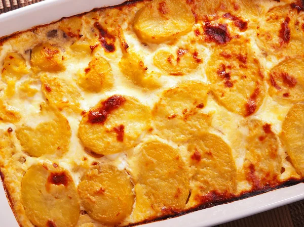 Casserole de pommes de terre dans un plat de cuisson — Photo